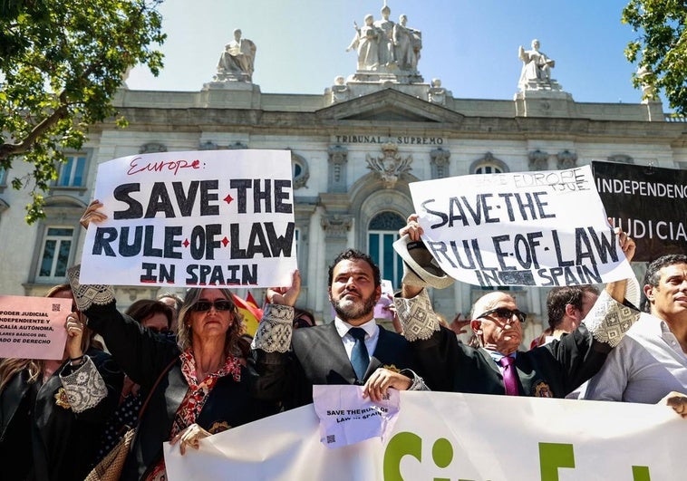 Tres de cada cuatro jueces y fiscales secundan la huelga Tres de cada cuatro jueces y fiscales secundan la huelga