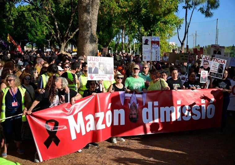 La primera manifestación contra Mazón en la zona cero de la dana muestra un clamor para exigir «justicia» La primera manifestación contra Mazón en la zona cero de la dana muestra un clamor para exigir «justicia»