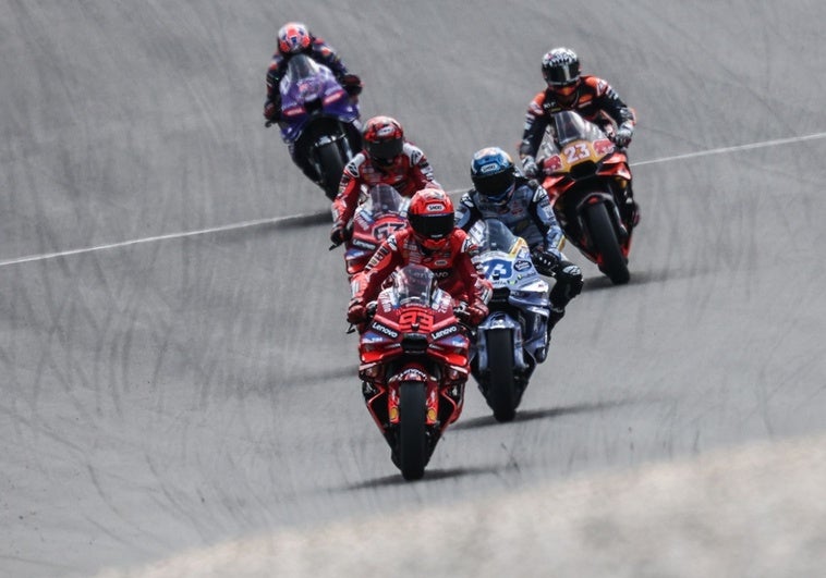 Marc Márquez doma rivales y neumáticos para sumar su undécimo triunfo al esprint Marc Márquez doma rivales y neumáticos para sumar su undécimo triunfo al esprint
