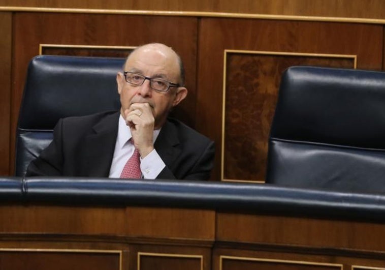 Hacienda destituye al subdirector de tributos locales implicado en el caso de Montoro Hacienda destituye al subdirector de tributos locales implicado en el caso de Montoro