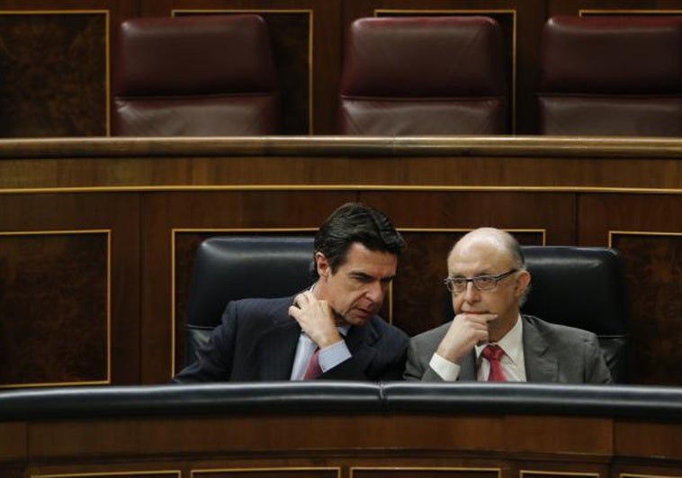 Abengoa pagó cinco millones a la consultora fundada por Montoro y se «benefició» de reformas a las renovables Abengoa pagó cinco millones a la consultora fundada por Montoro y se «benefició» de reformas a las renovables