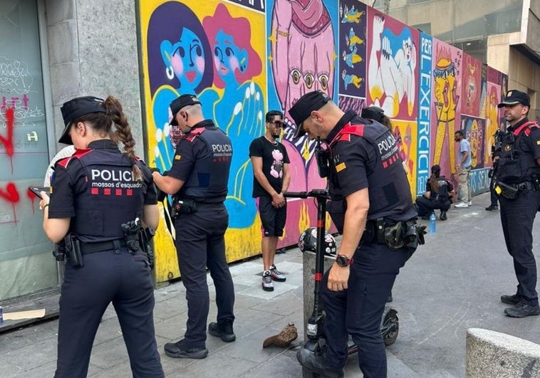 Detenidas 81 personas con 861 antecedentes en un nuevo dispositivo contra la multirreincidencia en Barcelona Detenidas 81 personas con 861 antecedentes en un nuevo dispositivo contra la multirreincidencia en Barcelona