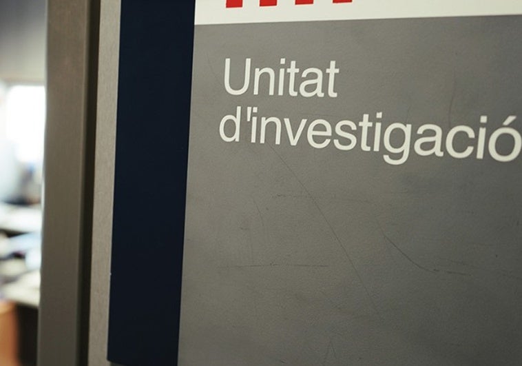 Abatido un hombre que entró armado en una comisaría de la Policía Local en Barcelona Abatido un hombre que entró armado en una comisaría de la Policía Local en Barcelona