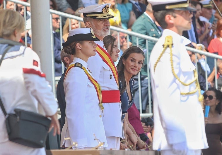 La Princesa Leonor recibe de manos de su padre en Marín la Gran Cruz del Mérito Naval La Princesa Leonor recibe de manos de su padre en Marín la Gran Cruz del Mérito Naval