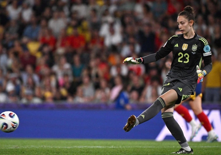 Ariana Nanclares se presenta a lo grande: debut en la Eurocopa y portería a cero Ariana Nanclares se presenta a lo grande: debut en la Eurocopa y portería a cero