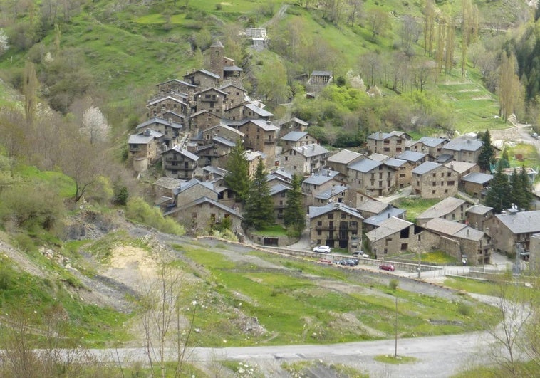 El pueblo de Cataluña al que solo se puede acceder por carretera desde Andorra El pueblo de Cataluña al que solo se puede acceder por carretera desde Andorra