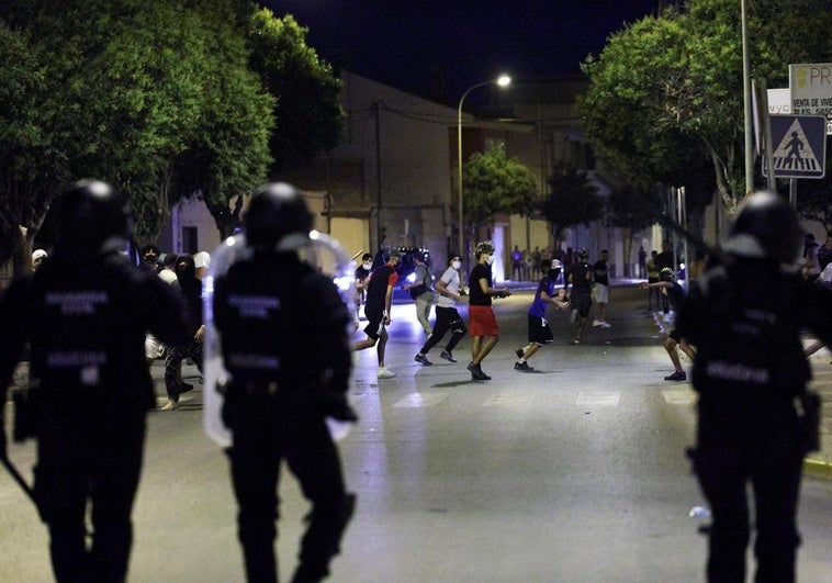 Una hora y media de violencia en la tercera noche en vela de Torre Pacheco: «Viene gente de fuera a pegarse con críos» Una hora y media de violencia en la tercera noche en vela de Torre Pacheco: «Viene gente de fuera a pegarse con críos»