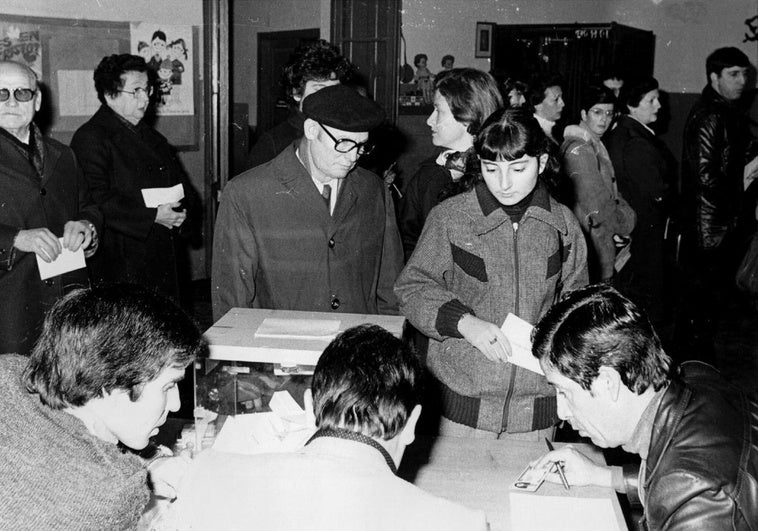 Un sí abrumador a la Constitución y a una nueva etapa de España Un sí abrumador a la Constitución y a una nueva etapa de España