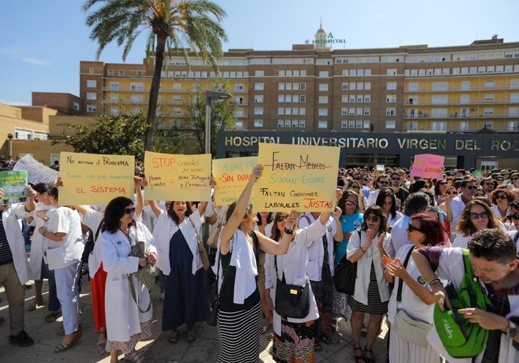 La sanidad pública sigue sin cubrir el déficit de médicos de familia pese al récord de plazas MIR La sanidad pública sigue sin cubrir el déficit de médicos de familia pese al récord de plazas MIR
