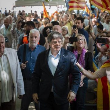 Puigdemont ataca a Aliança y Vox en plena fuga de votantes de Junts por la inmigración ilegal