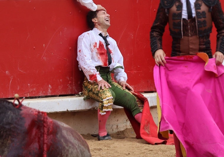 Rafaelillo, con siete costillas rotas tras su brutal cogida: «Sentí el crac-crac y supe que el toro me las había partido» Rafaelillo, con siete costillas rotas tras su brutal cogida: «Sentí el crac-crac y supe que el toro me las había partido»