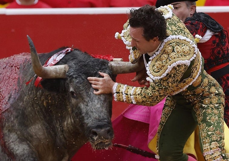 La corrida de Escolar roza la tragedia: De Castilla y Rafaelillo sufren dos terroríficas cogidas La corrida de Escolar roza la tragedia: De Castilla y Rafaelillo sufren dos terroríficas cogidas