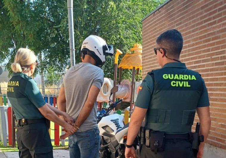 Detenidos dos repartidores de comida rápida por agredirse tras una discusión de tráfico Detenidos dos repartidores de comida rápida por agredirse tras una discusión de tráfico