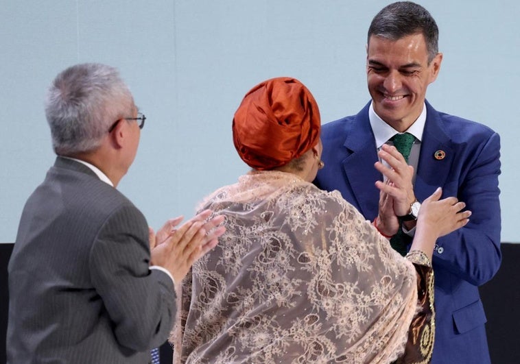 El presidente decidirá en solitario y en 24 horas el futuro del PSOE tras el escándalo El presidente decidirá en solitario y en 24 horas el futuro del PSOE tras el escándalo