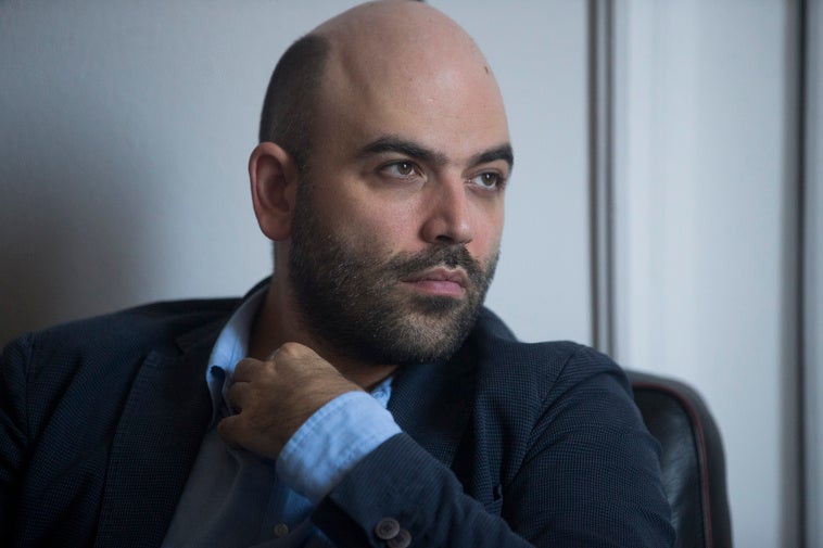 Saviano rompe a llorar tras confirmarse la sentencia del mafioso que lo amenazó Saviano rompe a llorar tras confirmarse la sentencia del mafioso que lo amenazó