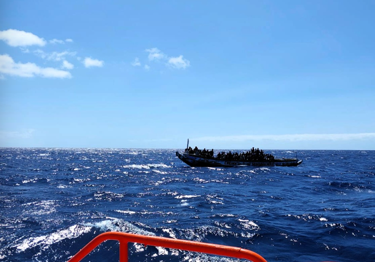 Un cayuco con 54 personas rompe la paz de más de un mes en El Hierro Un cayuco con 54 personas rompe la paz de más de un mes en El Hierro