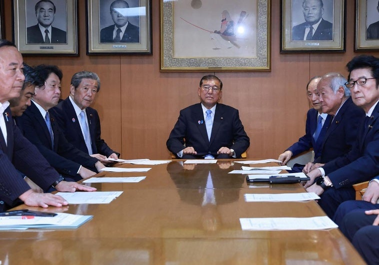 Ishiba trata de aferrarse al poder mientras Japón se sume en la inestabilidad parlamentaria Ishiba trata de aferrarse al poder mientras Japón se sume en la inestabilidad parlamentaria