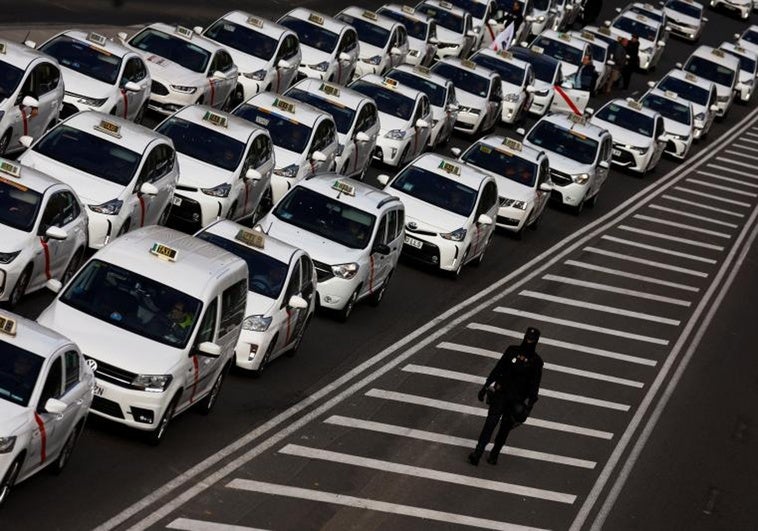 Madrid actualiza su ordenanza del taxi: mínimo de viajes para los vehículos adaptados y licencia por puntos Madrid actualiza su ordenanza del taxi: mínimo de viajes para los vehículos adaptados y licencia por puntos