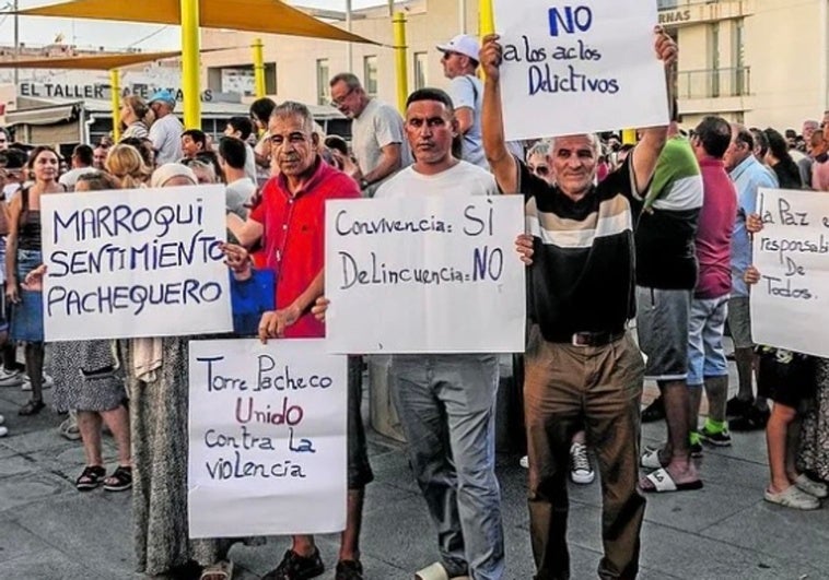 La concentración por la agresión a un jubilado en Torre Pacheco convierte el pueblo en un polvorín La concentración por la agresión a un jubilado en Torre Pacheco convierte el pueblo en un polvorín