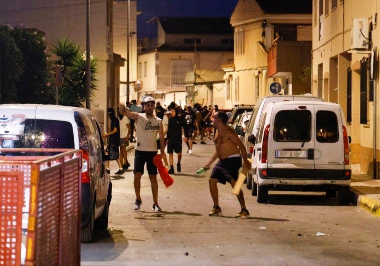 Pánico en Torre Pacheco a pesar del blindaje policial: «Así no se puede vivir» Pánico en Torre Pacheco a pesar del blindaje policial: «Así no se puede vivir»