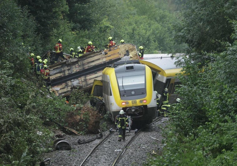 Varios muertos y decenas de heridos tras descarrilar un tren de pasajeros en Alemania Varios muertos y decenas de heridos tras descarrilar un tren de pasajeros en Alemania