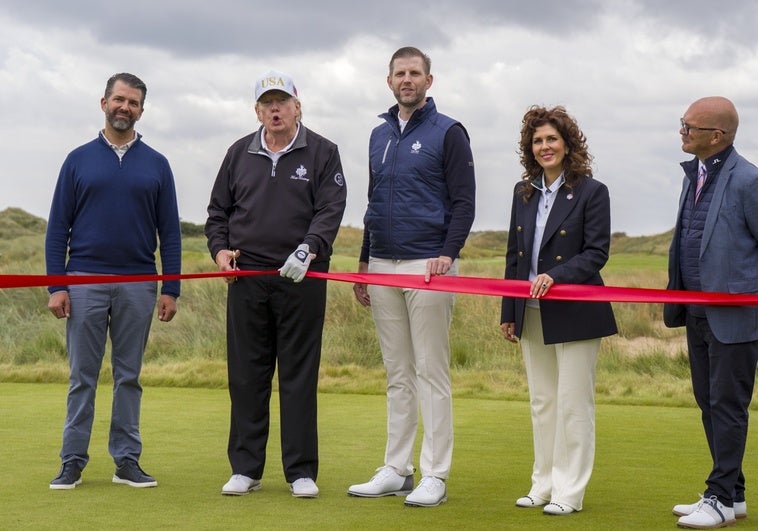 Trump mezcla política y negocios en su viaje de golf a Escocia Trump mezcla política y negocios en su viaje de golf a Escocia