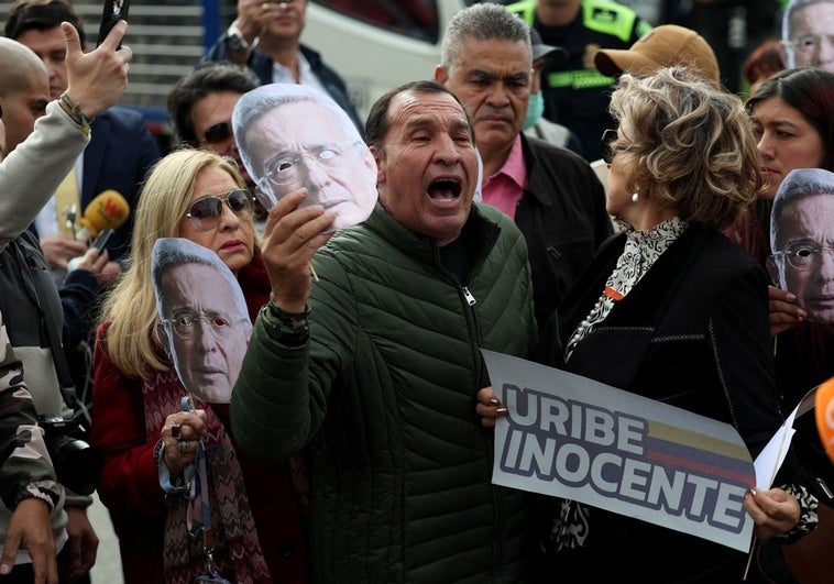 La condena a Uribe rompe aún más a una Colombia polarizada La condena a Uribe rompe aún más a una Colombia polarizada