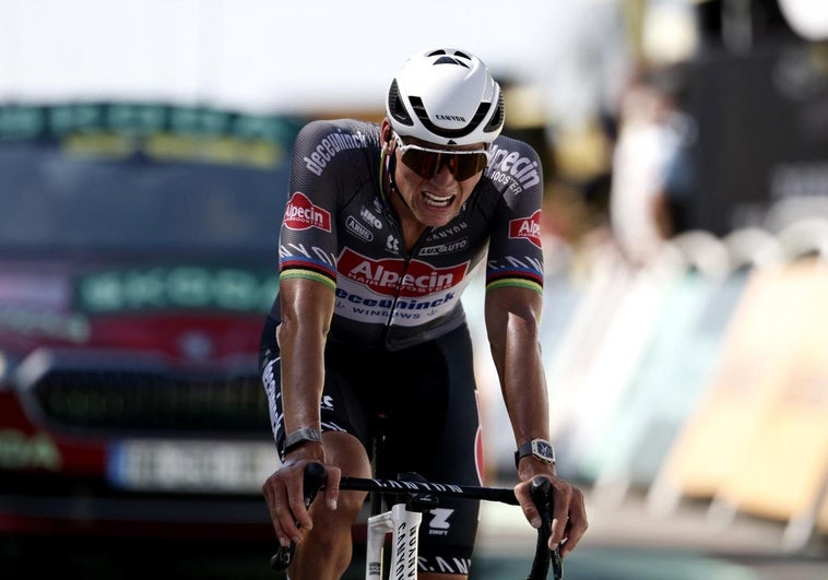 Van der Poel no se resigna y arrebata el amarillo a Pogacar por un segundo Van der Poel no se resigna y arrebata el amarillo a Pogacar por un segundo