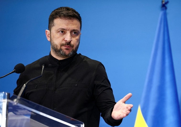 Zelenski da marcha atrás tras las protestas y las quejas de la UE: una ley devolverá la independencia a los entes anticorrupción Zelenski da marcha atrás tras las protestas y las quejas de la UE: una ley devolverá la independencia a los entes anticorrupción