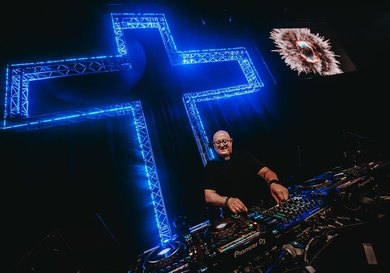 Padre Guilherme, el 'cura DJ': «En lugar de selfies, mis fans me piden que los bendiga» Padre Guilherme, el ‘cura DJ’: «En lugar de selfies, mis fans me piden que los bendiga»