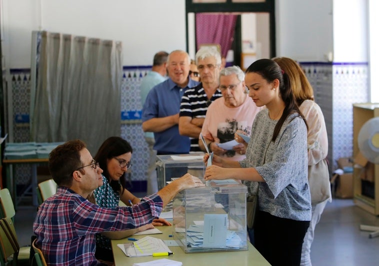 Los jóvenes dejan la izquierda: el nuevo «voto punk» es Vox Los jóvenes dejan la izquierda: el nuevo «voto punk» es Vox