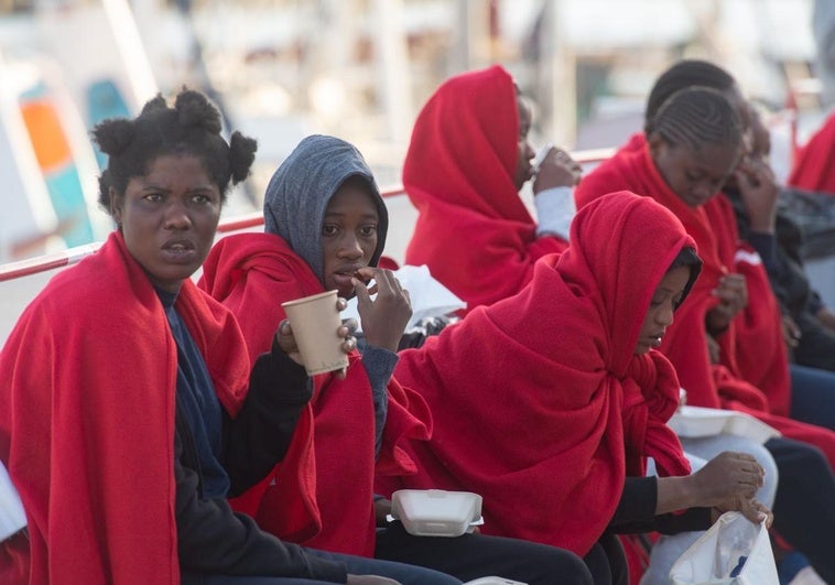 Los diez primeros menores inmigrantes, trasladados desde Canarias a Gijón Los diez primeros menores inmigrantes, trasladados desde Canarias a Gijón