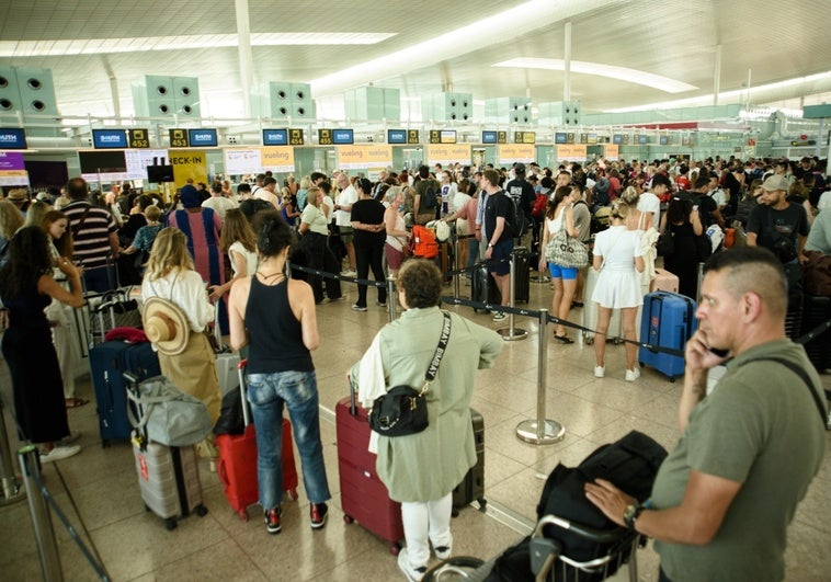 Récord histórico para los aeropuertos españoles: 32 millones de pasajeros en el mes de julio Récord histórico para los aeropuertos españoles: 32 millones de pasajeros en el mes de julio