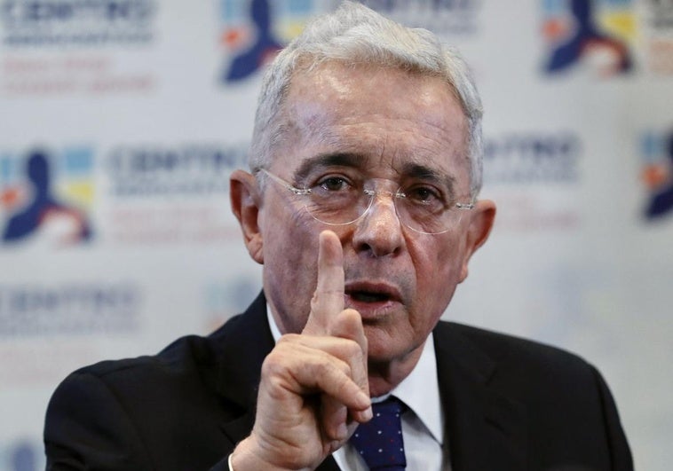 El expresidente colombiano Álvaro Uribe es condenado a 12 años de prisión domiciliaria El expresidente colombiano Álvaro Uribe es condenado a 12 años de prisión domiciliaria
