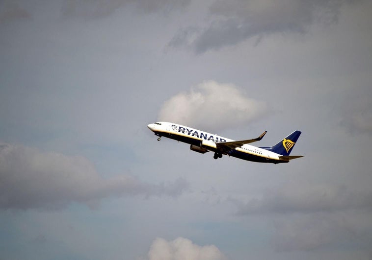 Los sindicatos convocan huelga en el 'handling' de Ryanair para toda España en el puente de agosto Los sindicatos convocan huelga en el ‘handling’ de Ryanair para toda España en el puente de agosto