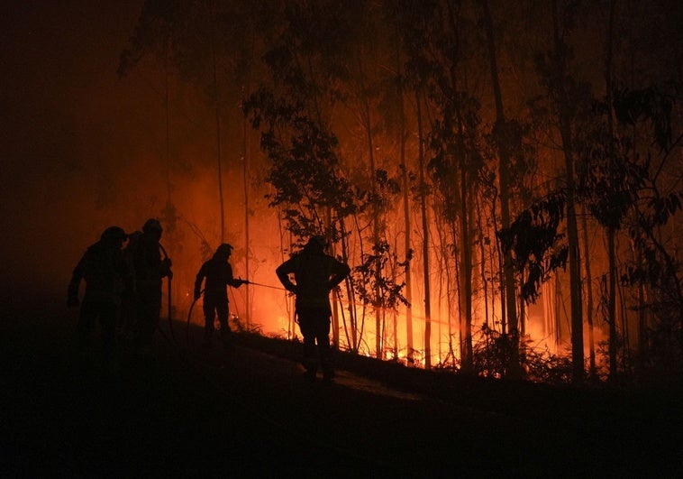 Un nuevo incendio en Ponteceso, La Coruña, obliga a desalojar una aldea: la situación es «muy peligrosa» Un nuevo incendio en Ponteceso, La Coruña, obliga a desalojar una aldea: la situación es «muy peligrosa»