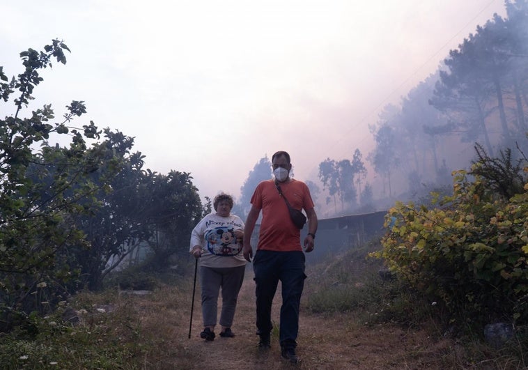 Un nuevo incendio en Ponteceso, La Coruña, obliga al desalojo de vecinos: la situación es «muy peligrosa» Un nuevo incendio en Ponteceso, La Coruña, obliga al desalojo de vecinos: la situación es «muy peligrosa»