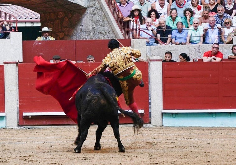 Un golpe para la Fiesta: Morante sufre en Pontevedra una cornada de dos trayectorias en la pierna derecha Un golpe para la Fiesta: Morante sufre en Pontevedra una cornada de dos trayectorias en la pierna derecha