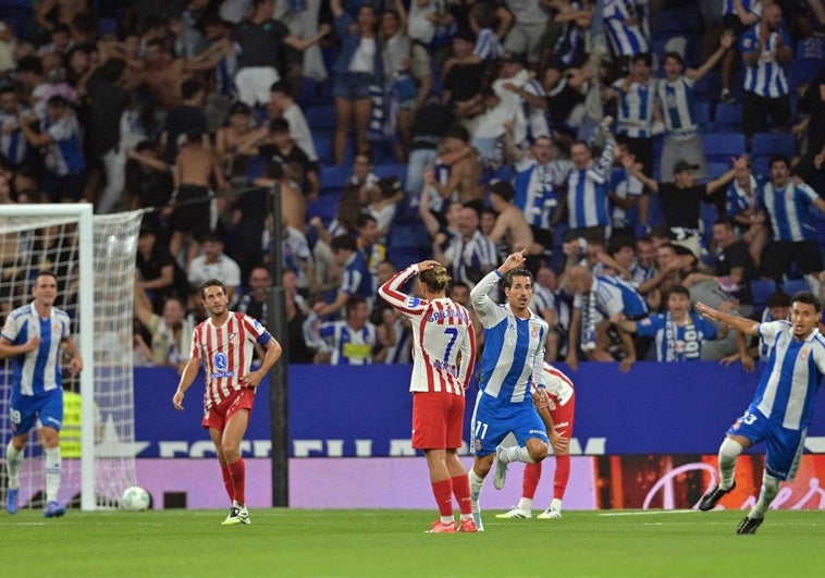 Un decepcionante Atlético se deja remontar en Cornellà Un decepcionante Atlético se deja remontar en Cornellà