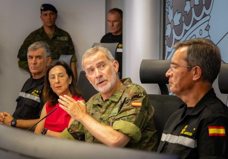 El Rey visita a la UME en la base de Torrejón para informarse del operativo contra los incendios El Rey visita a la UME en la base de Torrejón para informarse del operativo contra los incendios