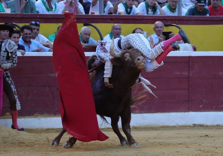 Roca Rey sufre dos terribles cogidas en Huesca Roca Rey sufre dos terribles cogidas en Huesca