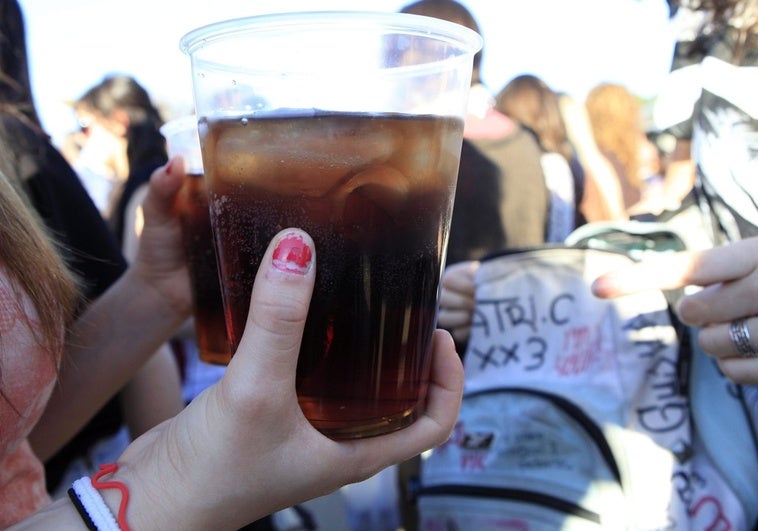 Debut alcohólico en adolescentes: Esta es la verdadera vacuna contra el inicio en el consumo veraniego Debut alcohólico en adolescentes: Esta es la verdadera vacuna contra el inicio en el consumo veraniego