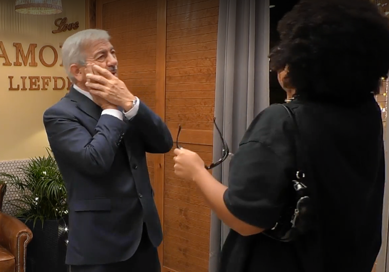 Carlos Sobera sufre un percance en 'First Dates' al recibir a una soltera: «Vengo herido» Carlos Sobera sufre un percance en ‘First Dates’ al recibir a una soltera: «Vengo herido»