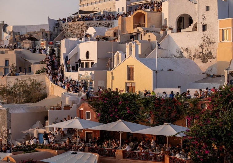 Santorini: la isla del tomate que hoy sobrevive al terremoto turístico Santorini: la isla del tomate que hoy sobrevive al terremoto turístico