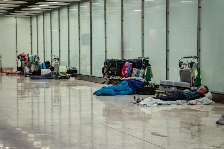 Una veintena de personas sin hogar aún duermen en las inmediaciones de Barajas Una veintena de personas sin hogar aún duermen en las inmediaciones de Barajas
