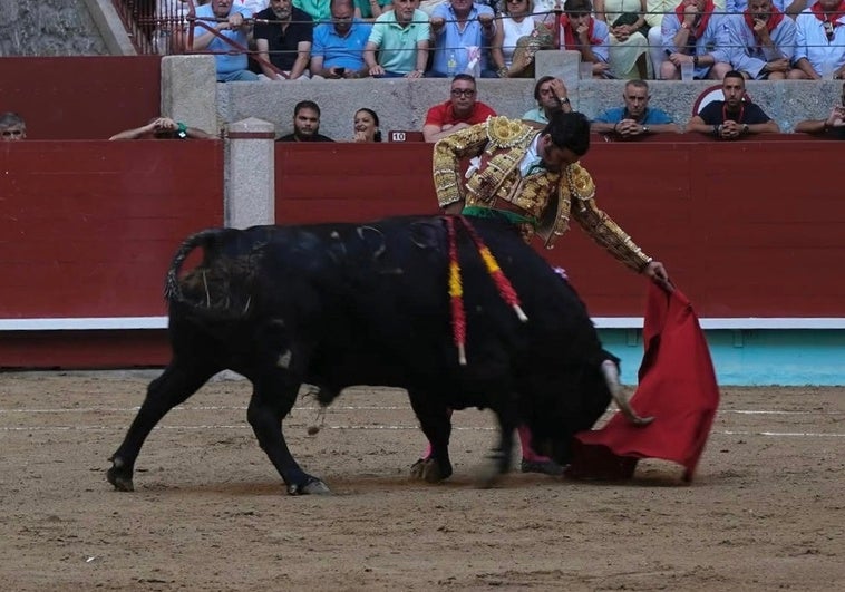 Morante resulta cogido en Pontevedra y es llevado a la enfermería Morante resulta cogido en Pontevedra y es llevado a la enfermería