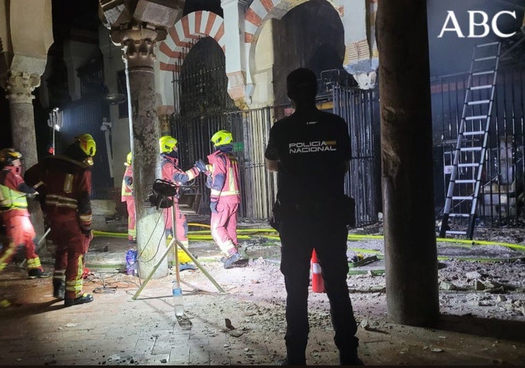 Los bomberos vigilan la Mezquita de Córdoba tras extinguir el incendio Los bomberos vigilan la Mezquita de Córdoba tras extinguir el incendio