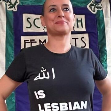 Detenida una activista marroquí acusada de blasfemia por posar con una camiseta con el mensaje: «Alá es lesbiana»