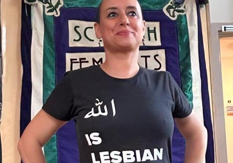 Detenida una activista marroquí acusada de blasfemia por posar con una camiseta con el mensaje: «Alá es lesbiana» Detenida una activista marroquí acusada de blasfemia por posar con una camiseta con el mensaje: «Alá es lesbiana»
