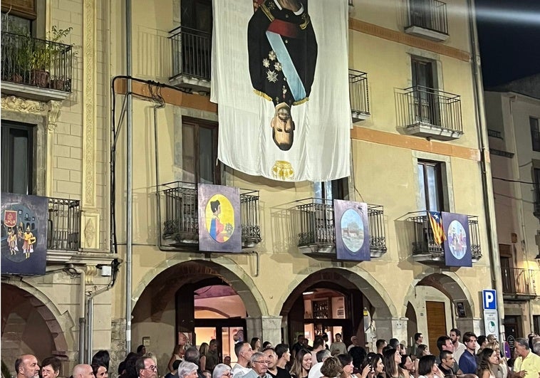 Cuelgan un retrato del Rey boca abajo en la plaza mayor del pueblo de Puigdemont Cuelgan un retrato del Rey boca abajo en la plaza mayor del pueblo de Puigdemont